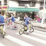 　　小朋友骑着小黄车在马路上行驶。记者陈小斌摄 - 新浪