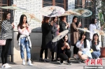 福州昨日春光明媚　女青年手持油纸伞争春 - 福州新闻网