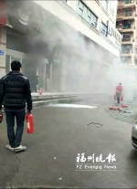 餐馆失火邻店十余员工救急　众人用掉30多个灭火器 - 福州新闻网