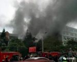 晋江一鞋材公司大火烧了2个小时 一男子被困身亡 - 新浪