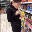 女子在乐天超市直播毁坏商品 民警：不是蠢就是坏 - 新浪
