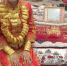 　　福建晋江一名新娘浑身金光闪闪，床上还有很多金器作为嫁妆。（互联网） - 新浪