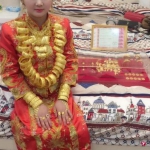 　　福建晋江一名新娘浑身金光闪闪，床上还有很多金器作为嫁妆。（互联网） - 新浪