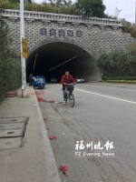 隧道口大巴撞上电动车一男子身亡　市民呼吁文明行车 - 福州新闻网