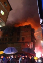 晋江6层鞋厂雨夜火烧4小时 多名工人在楼内上班 - 新浪