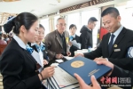 工作人员向逝者家属颁发海葬纪念证书。李南轩 摄 - 福建新闻