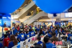 蓝T恤、蓝丝带、蓝气球、画着小星星的纯真脸庞，一片蓝色的海洋……4月2日，第十个“世界自闭症关爱日”，一场特殊的演出在福州举行。李南轩 摄 - 福建新闻