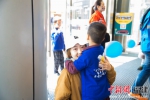 市民给与自闭症儿童“爱的抱抱”。李南轩 摄 - 福建新闻