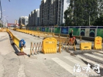 下午3点多，记者在现场看到，塌陷路面施工方已进行路面围挡，施工人员正着手修复路面。 - 新浪