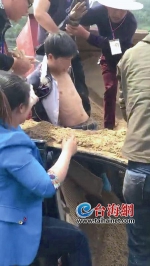 漳州一轿车被埋沙土车下 村民挖沙救出两被困人员 - 新浪