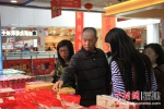 市民在平潭自贸片区内的澳前台湾小镇选购台湾商品。黄雪玲 摄 - 福建新闻