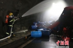 沈海高速两货车追尾多桶醋酸泄漏　消防紧急处置 - 福州新闻网