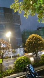 大降温大暴雨大堵车 堵在路上的福州人都哭了 - 新浪