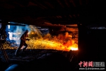 图为三钢炼铁厂的工人正在进行铁水取样。李南轩 摄 - 福建新闻