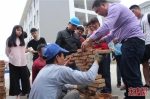 为筑好职业梦　2500名大学生与泥瓦匠比拼砌墙技术 - 福州新闻网