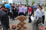 为筑好职业梦　2500名大学生与泥瓦匠比拼砌墙技术 - 福州新闻网