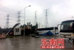 福清三山镇一大型罐车撞上两辆大巴 致22人受伤 - 新浪