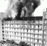 六楼一间宿舍起火，冒出滚滚浓烟，旁边宿舍也被殃及 - 新浪