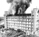 六楼一间宿舍起火，冒出滚滚浓烟，旁边宿舍也被殃及 - 新浪