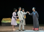福建农林大学学生在表演话剧《我们的严院长》 张兆青摄 - 福建新闻