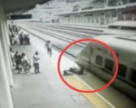 两人都倒在黄色安全线上，未与列车发生碰撞 - 新浪