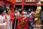 法师月老神前请赐姻缘红线 。　记者刘可耕　摄 - 福建新闻