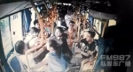 福州女子公交上被两妇女拳打脚踢 下车还被追着打 - 新浪