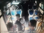 福州女子公交上被两妇女拳打脚踢 下车还被追着打 - 新浪