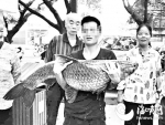 男子在福州西湖旁钓到40斤大青鱼　被人高价买走 - 福州新闻网
