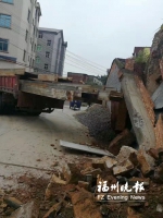 卡车频频惹祸　撞塌一院墙后逃逸又撞到村民房子 - 福州新闻网