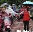 大雨中红马甲守路口保畅通　志愿服务为福州增色 - 福州新闻网