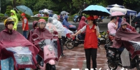 大雨中红马甲守路口保畅通　志愿服务为福州增色 - 福州新闻网