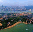 资料图：从空中鸟瞰位于厦门的海上明珠——鼓浪屿。王东明 摄 - 福建新闻