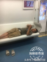 福州地铁1号线男子将座椅变躺椅 网友：文明乘车 - 福州新闻网