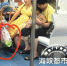 福州地铁车厢内男子竟抱娃把尿　放着纸尿裤不用 - 福州新闻网
