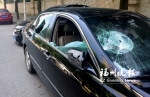 男子深夜手持U型锁连砸8辆小车　被群众合力制服 - 福州新闻网