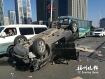 鳌峰大桥台江下桥处发生事故　皮卡撞掉小车车顶 - 福州新闻网