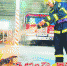 　　消防战士用了一大瓶可乐，未能扑灭纸箱燃起的大火。 - 新浪