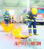 　　消防战士使用碳酸饮品，未能扑灭汽油燃火。 - 新浪