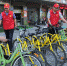 福州组织志愿服务活动 450名志愿者沿街整理共享单车 - 新浪