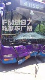 987记者超艺今天在晋安区医院见到了三位公交车上受伤的乘客，他们头部、胸部、腿部均有不同程度受伤，其中年纪最大的83岁。 - 新浪