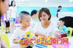　　在华侨幼儿园云顶分园，报名的小朋友与老师互动。（本报记者 姚凡 摄） - 新浪