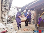 蓝天救援队帮助村民清理房屋，重建家园。 - 新浪