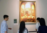 时代美学馆的艺术顾问带领孩子们参观艺术品 - 新浪