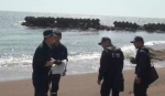 警方在发现尸体的海岸进行调查 - 新浪