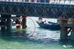 8月25日下午2：40许，惊险的一幕发生在漳州开发区双鱼岛海梦湾施工工地。海水中，一名年轻男子抱着施工便桥的桥墩…… - 新浪