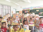 在鲤城实小，一年级新生领到了部编本语文教材。(学校供图) - 新浪