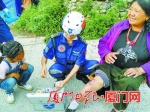 厦门市思明区蓝天救援队队长陈素珍在九寨沟地震灾区参与救援。 （受访者 供图） - 新浪