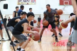 NBA球星乔治•希尔为泉州匹克星篮球训练营的小学员们带来了一场生动火热的篮球训练课。 - 福建新闻