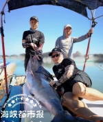 重150斤长2.4米 福清哥在东山岛钓获罕见“怪鱼” - 新浪
